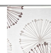Nahaufnahme eines Fertigvorhangs mit stilisiertem Pusteblumenmuster in Braun- und Grautönen auf weißem Hintergrund, von vorne betrachtet.