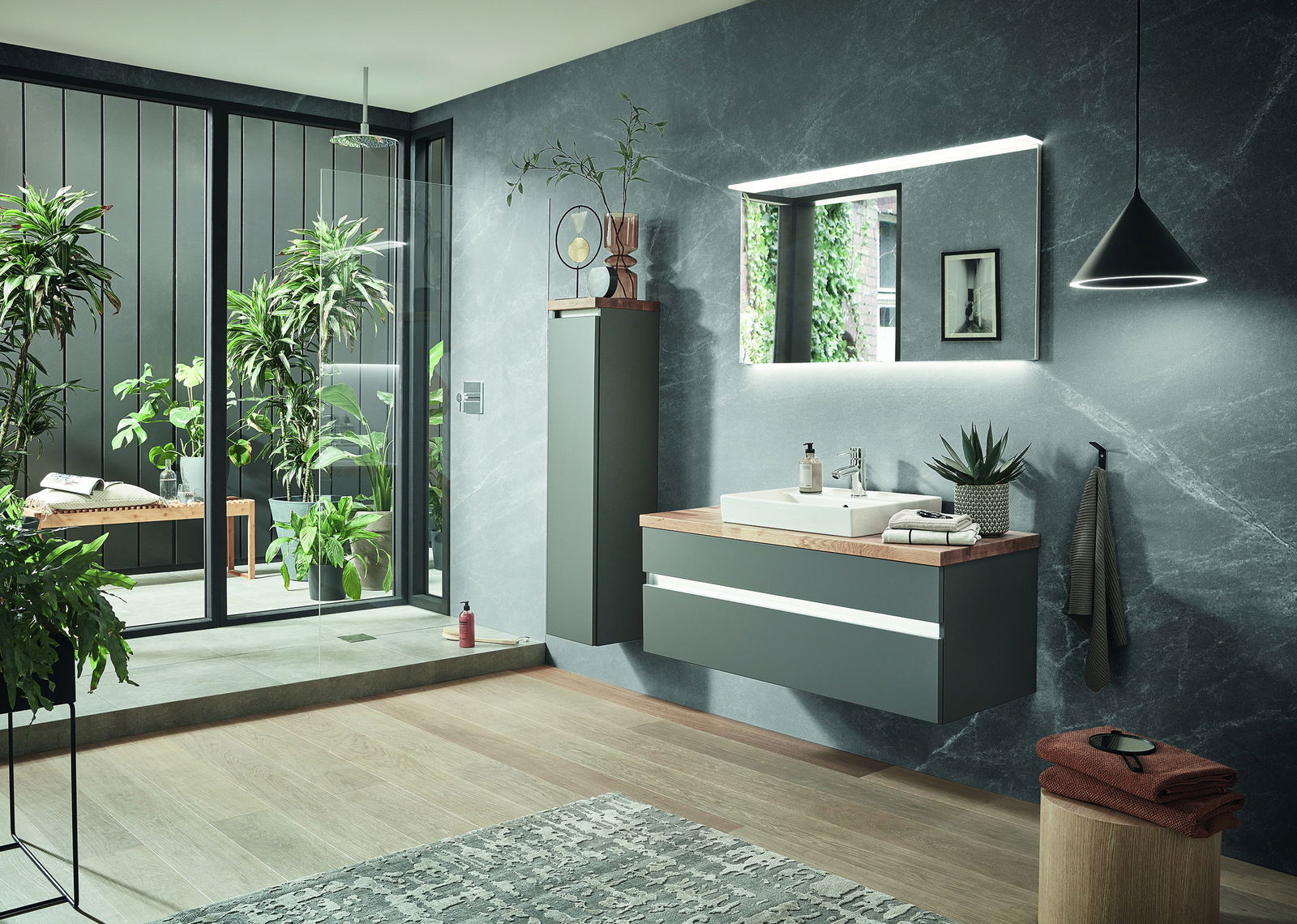 Zurbrüggen Badkombination B-ESSENCE Moderne Badkombination mit hängendem Waschtisch und Spiegelschrank, umgeben von Pflanzen, aus der Perspektive eines hellen, stilvollen Badezimmers.