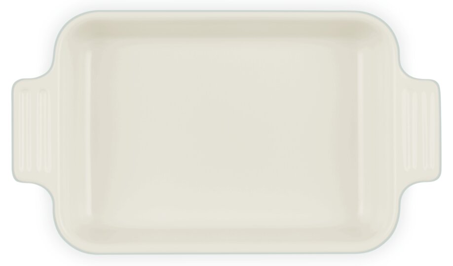Rechteckige, cremefarbene Auflaufform mit zwei seitlichen Griffen, Draufsicht von oben auf weißem Hintergrund