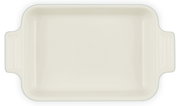 Rechteckige, cremefarbene Auflaufform mit zwei seitlichen Griffen, Draufsicht von oben auf weißem Hintergrund