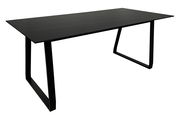 Moderner schwarzer Esstisch mit rechteckiger Tischplatte und schrägen Metallbeinen, seitliche Perspektive.
