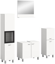 Badezimmermöbel-Set bestehend aus einem hohen Schrank mit Glaseinsatz, einem Spiegel mit Ablage, einem Waschbeckenunterschrank und einem weiteren hohen Schrank, alle in weißer Farbe mit silbernen Griffen und Füßen, aus frontaler Perspektive.