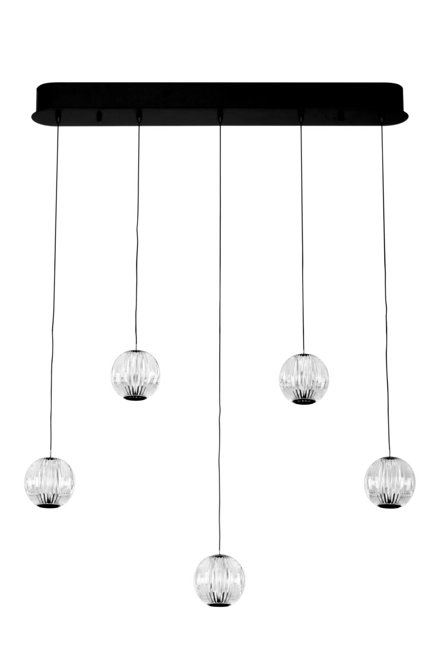 Moderne LED-Hängeleuchte mit fünf kugelförmigen, klaren Glasschirmen, von unten betrachtet.