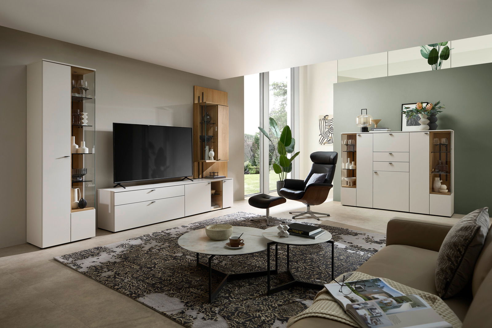 Venjakob Hoog dressoir VANYA Modernes Highboard VANYA von Venjakob in einem stilvollen Wohnzimmer, seitliche Perspektive
