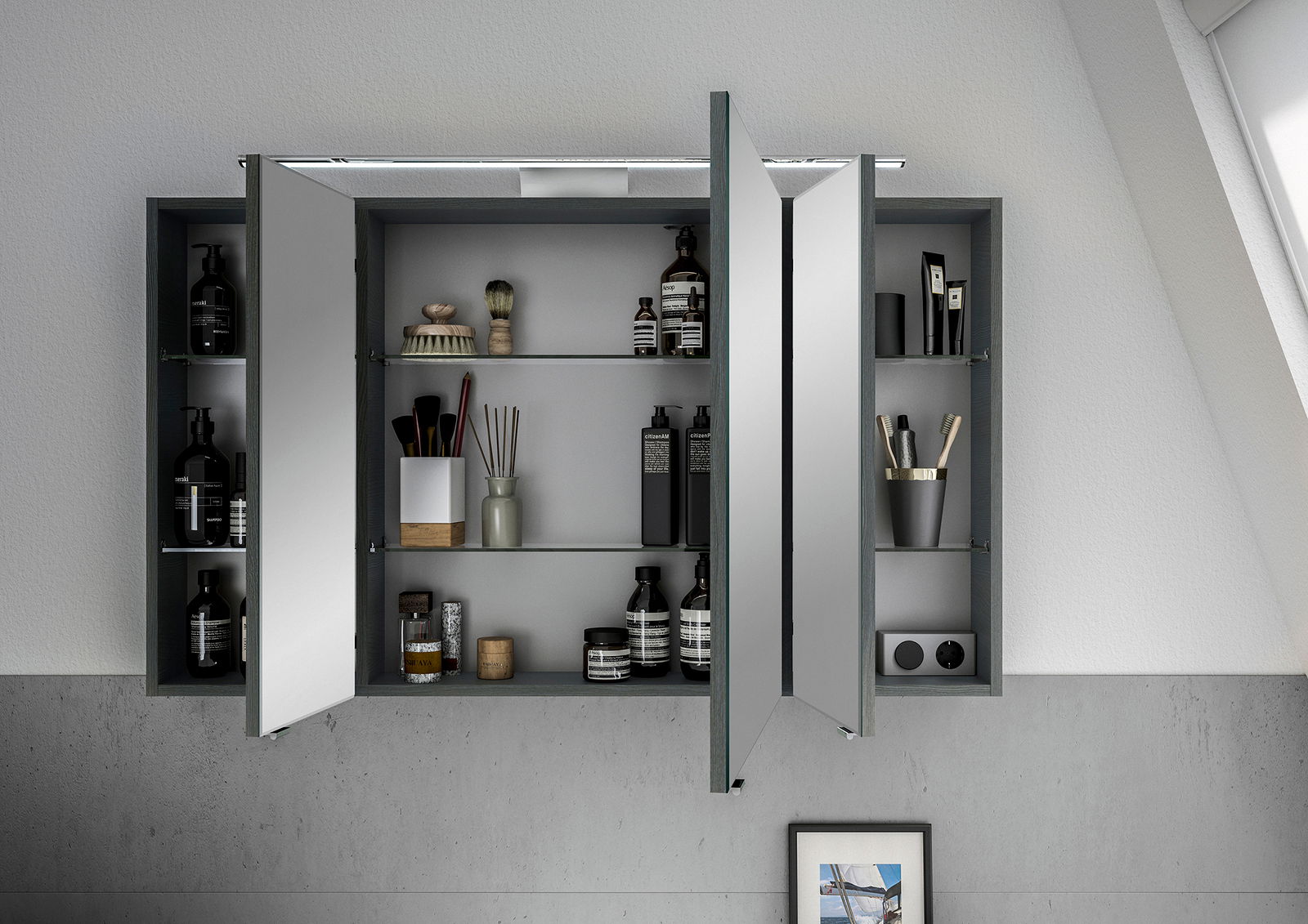 Moderner Spiegelschrank mit geöffneten Türen, gefüllt mit Pflegeprodukten und Accessoires, aus der Frontalperspektive betrachtet.