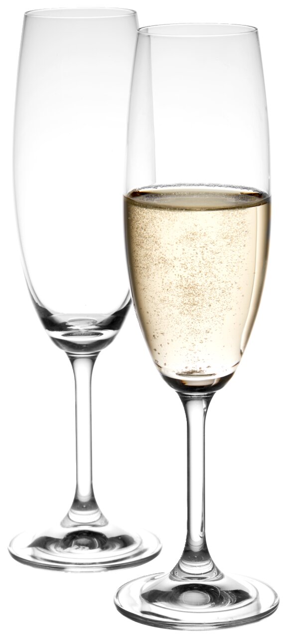 Twee elegante champagneglazen, waarvan één gevuld met bruisende champagne, gefotografeerd vanuit een zijdelingse hoek.