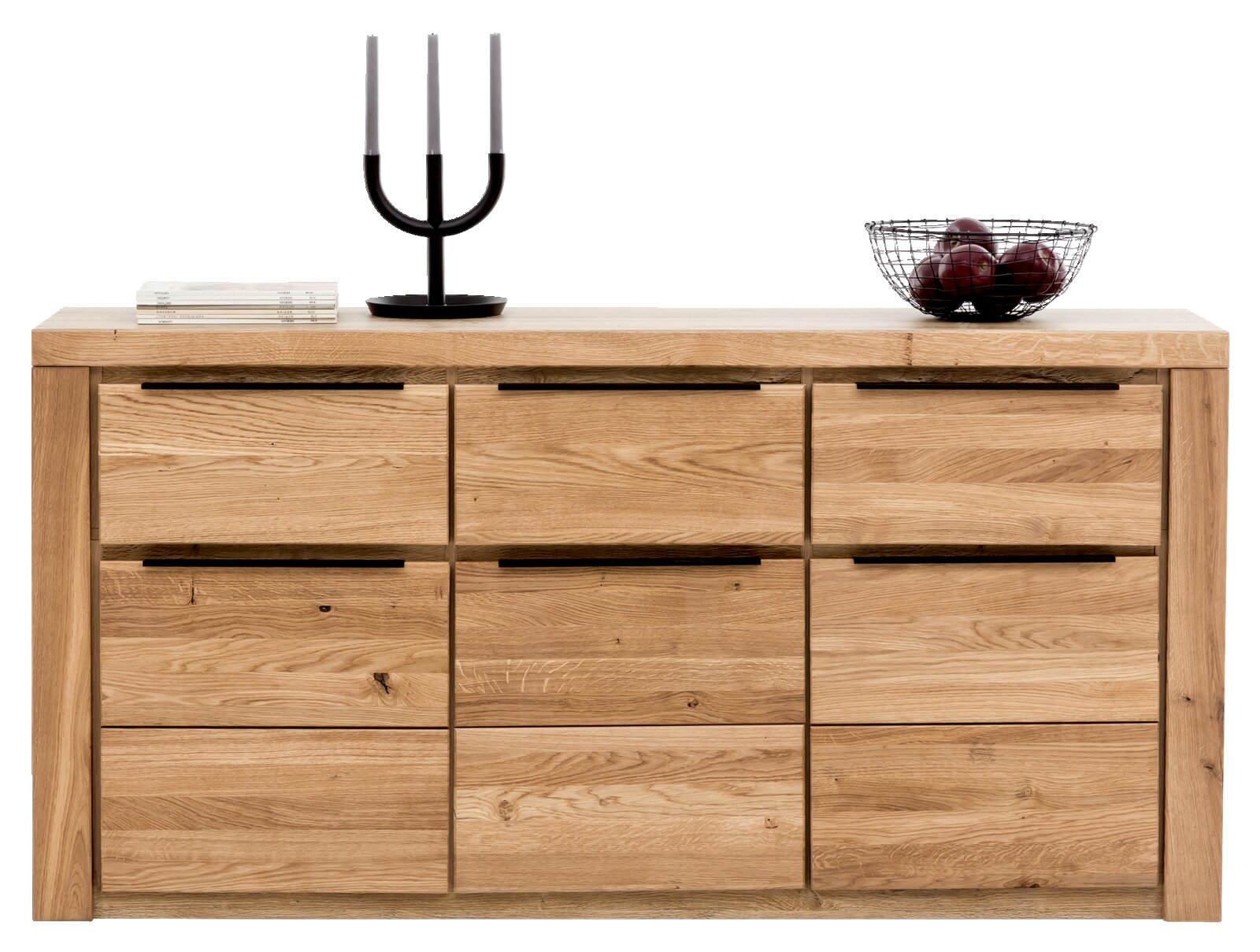 Z2 Sideboard Greta Frontale Ansicht eines modernen Sideboards aus Holz mit sechs Schubladen, dekoriert mit einem schwarzen Kerzenhalter, einem Stapel Bücher und einem Obstkorb.