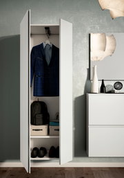Moderner weißer Garderobenschrank mit geöffneten Türen, zeigt einen Anzug, Schuhe und Aufbewahrungsboxen, aus frontaler Perspektive.