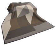 Wohndecke 150x200cm mit geometrischem Muster in Erdtönen, aus schräger Perspektive fotografiert.