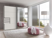 Moderner Schwebetürenschrank mit zwei Türen, teilweise verspiegelt, in einem hellen Raum mit Blick auf große Fenster. Perspektive von schräg vorne.
