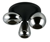 Moderne Deckenleuchte mit drei glänzenden, chromfarbenen Lampenschirmen, von unten betrachtet.