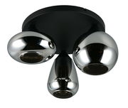 Moderne Deckenleuchte mit drei glänzenden, chromfarbenen Lampenschirmen, von unten betrachtet.