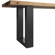 Nahaufnahme der Unterseite einer Gartenbank mit schwarzem Metallgestell und hölzerner Sitzfläche, seitliche Perspektive.