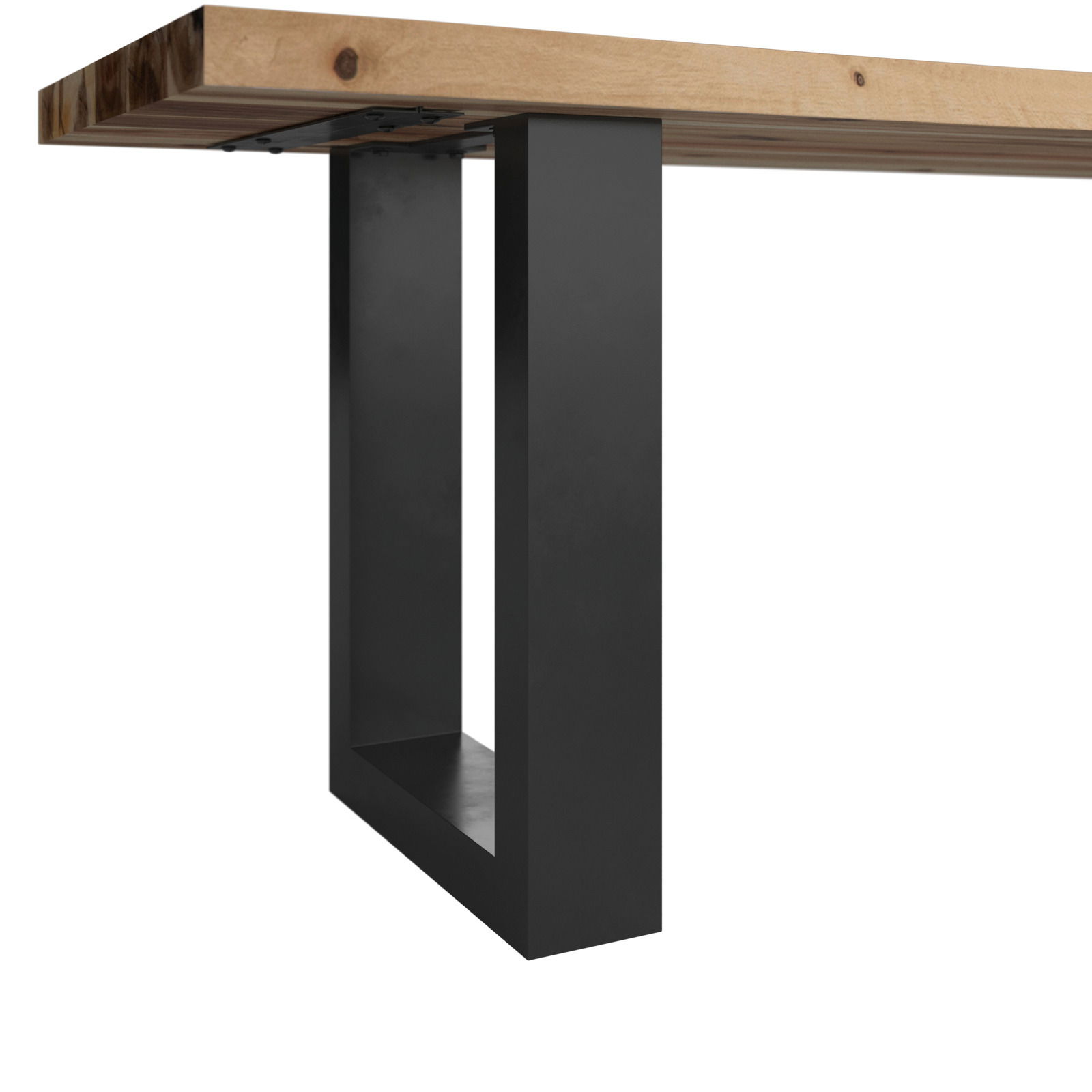 Nahaufnahme der Unterseite einer Gartenbank mit schwarzem Metallgestell und hölzerner Sitzfläche, seitliche Perspektive.