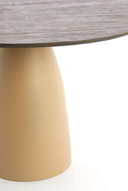 Nahaufnahme eines runden Esstisches mit einer Holzplatte und einem konischen, beigen Sockel.