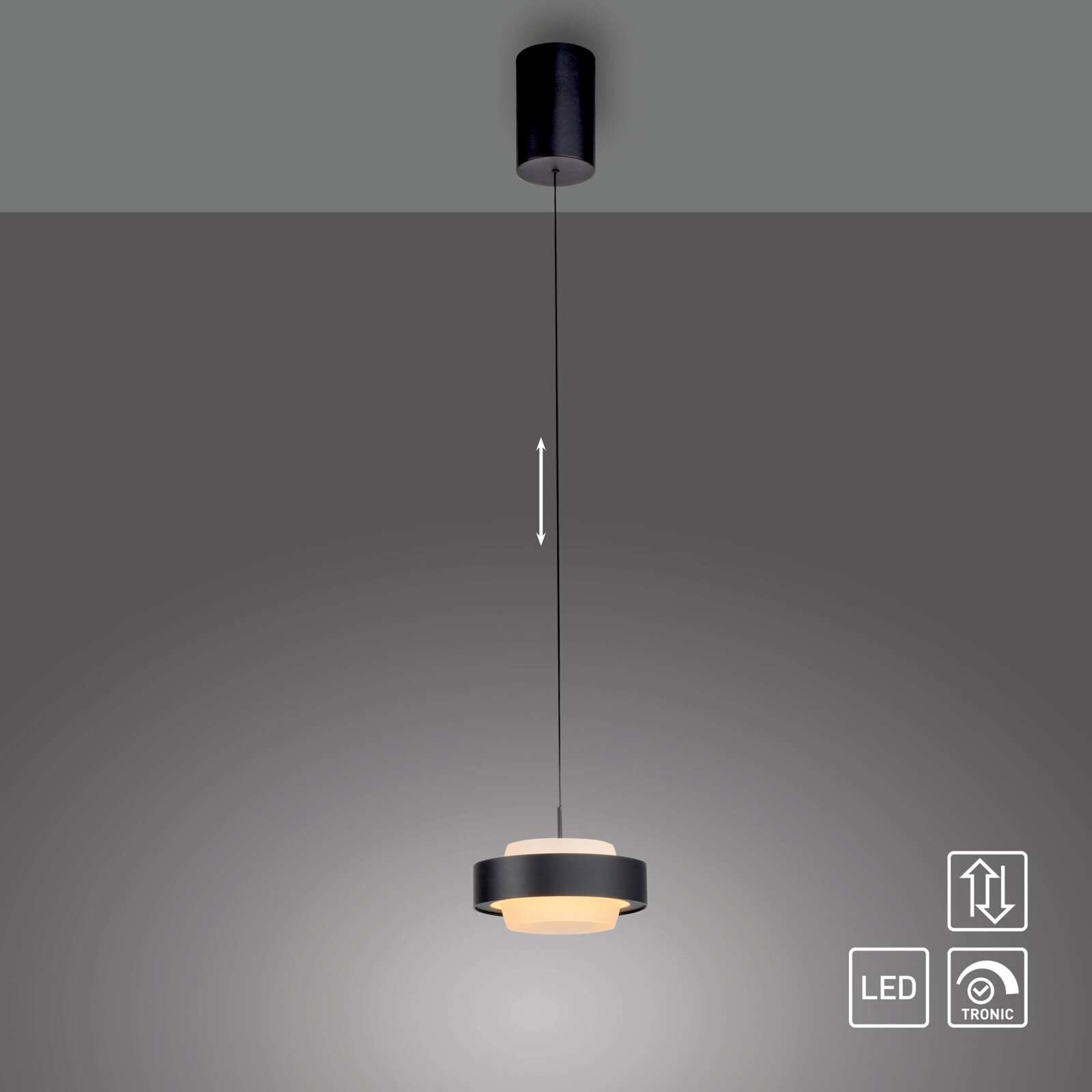 Schwarze LED-Pendelleuchte mit zylindrischer Deckenhalterung, langem Kabel und rundem Schirm mit warmweißem Licht, frontale Ansicht von unten vor grauem Hintergrund