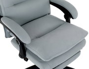 Grauer Chefsessel mit gepolsterten Armlehnen und Sitzfläche, Ansicht von oben.