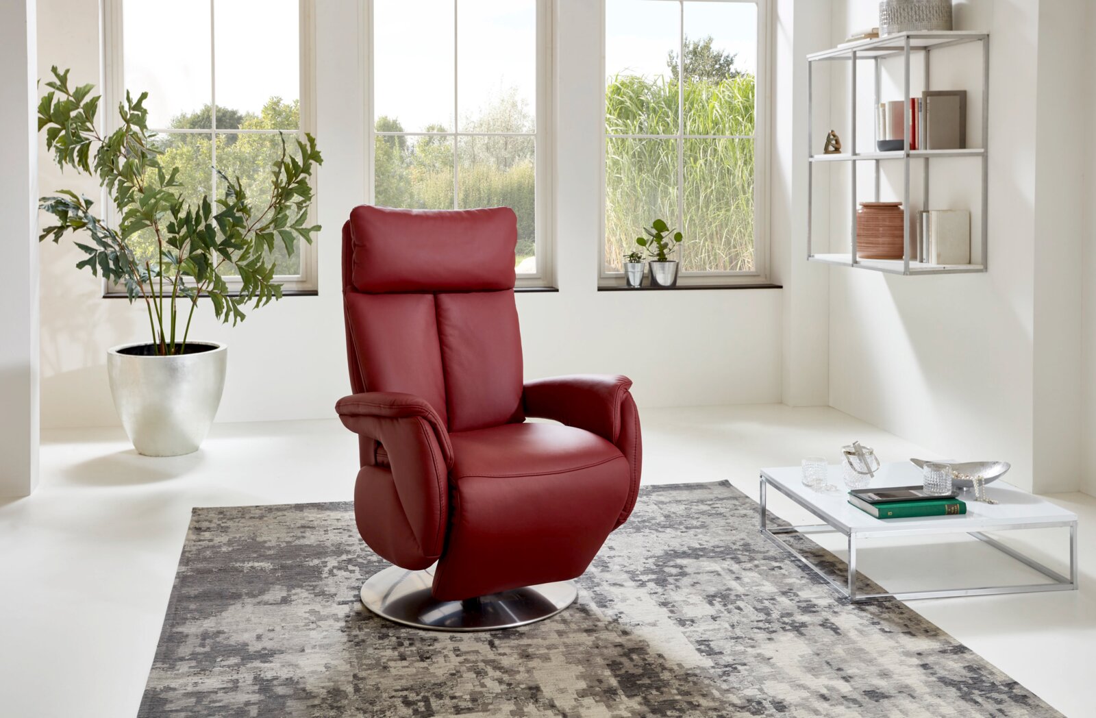 Rode tv-fauteuil in een moderne woonkamer, zijaanzicht