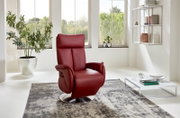 Rode tv-fauteuil in een moderne woonkamer, zijaanzicht