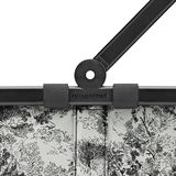 Nahaufnahme eines Reisenthel carrybag mit schwarzem Griff und schwarz-weißem Muster, von oben betrachtet.