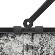 Nahaufnahme eines Reisenthel carrybag mit schwarzem Griff und schwarz-weißem Muster, von oben betrachtet.