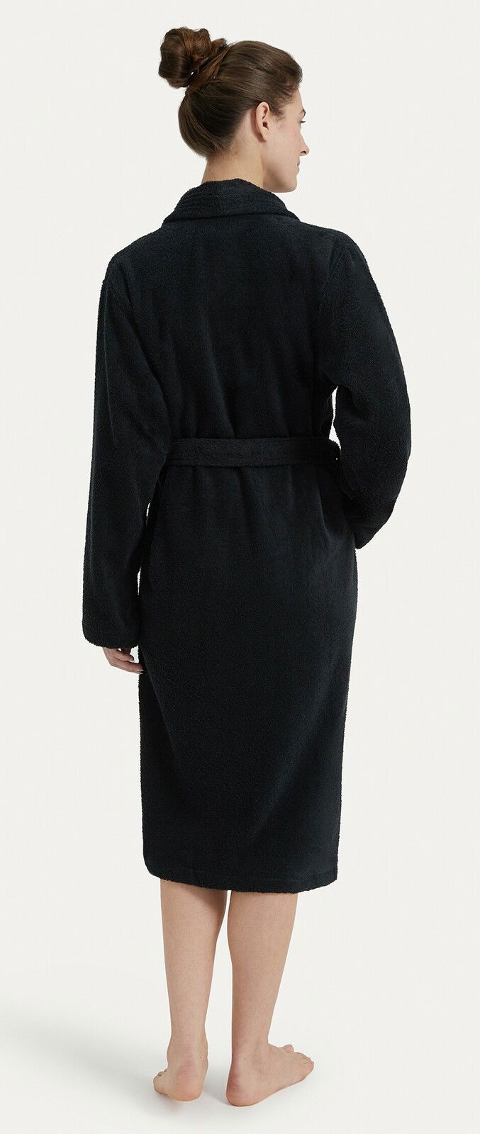 Rückansicht eines schwarzen Bademantels mit Schalkragen in Größe XL, getragen von einer Person.