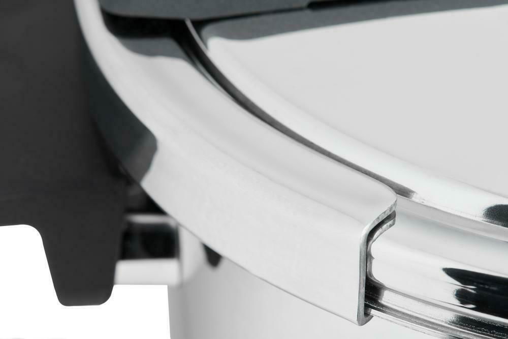 Nahaufnahme eines Schnellkochtopfs mit glänzendem Edelstahlrand und schwarzem Griff.