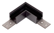 Schwarzer 90°-Eckverbinder aus Aluminiumprofil mit zwei silbernen Montageplatten und Schraublöchern, freigestellt auf weißem Hintergrund, in schräger Frontansicht von oben.
