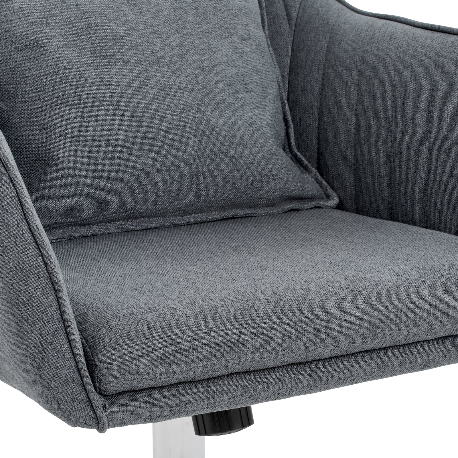 Grauer Homeoffice-Drehstuhl aus Stoff, Nahaufnahme der Sitzfläche und Rückenlehne von der Seite.