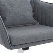 Grauer Homeoffice-Drehstuhl aus Stoff, Nahaufnahme der Sitzfläche und Rückenlehne von der Seite.