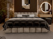 Vooraanzicht van een elegant gestoffeerd bed met een grijs hoofdeinde en luxe beddengoed in een stijlvol ingerichte slaapkamer.