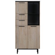 Moderne Vitrine mit vertikalen Holzstreifen und schwarzem Regal, Frontalansicht