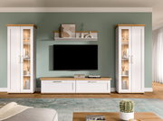 Wohnkombination in modernem Design mit zwei hohen Vitrinenschränken und einem TV-Board in Weiß und Holzoptik, frontal betrachtet.