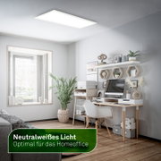 Deckenansicht eines modern beleuchteten Homeoffice mit rechteckigem LED-Deckenpanel in Neutralweiß über Schreibtisch, Stuhl und Regal