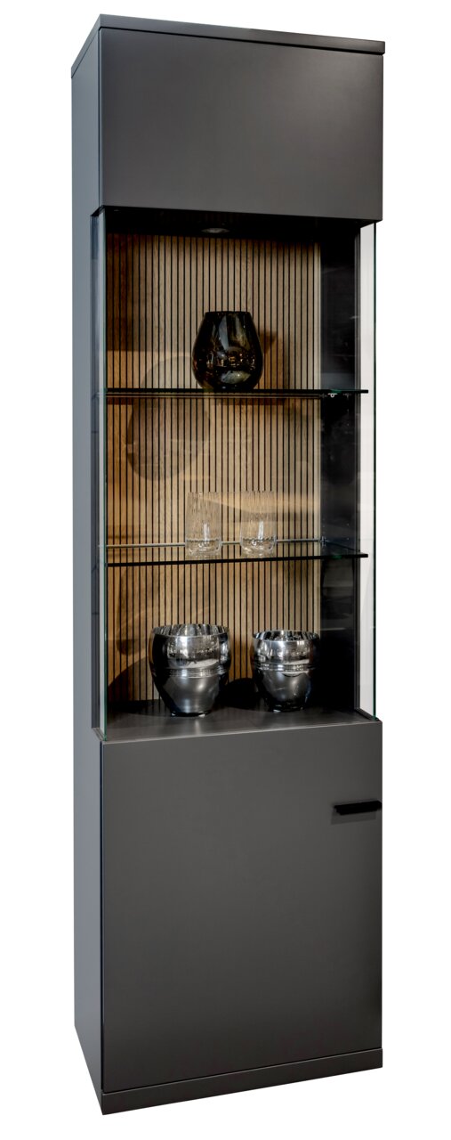 INVIVUS Vitrine Li. IMAGO Moderne vitrinekast in een donkere uitvoering met glazen deuren en een houten achterwand, gezien vanaf de voorkant.