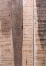 Nahaufnahme von Holzoberfläche mit verschiedenen Farbtönen und Maserungen, vertikale Perspektive