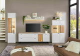 Moderne Wohnzimmer-Vitrine in Weiß mit Holzelementen, links im Bild, frontal betrachtet.