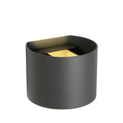 Moderne Wandleuchte XIO in zylindrischer Form, seitliche Perspektive, mit warmem Lichtschein.