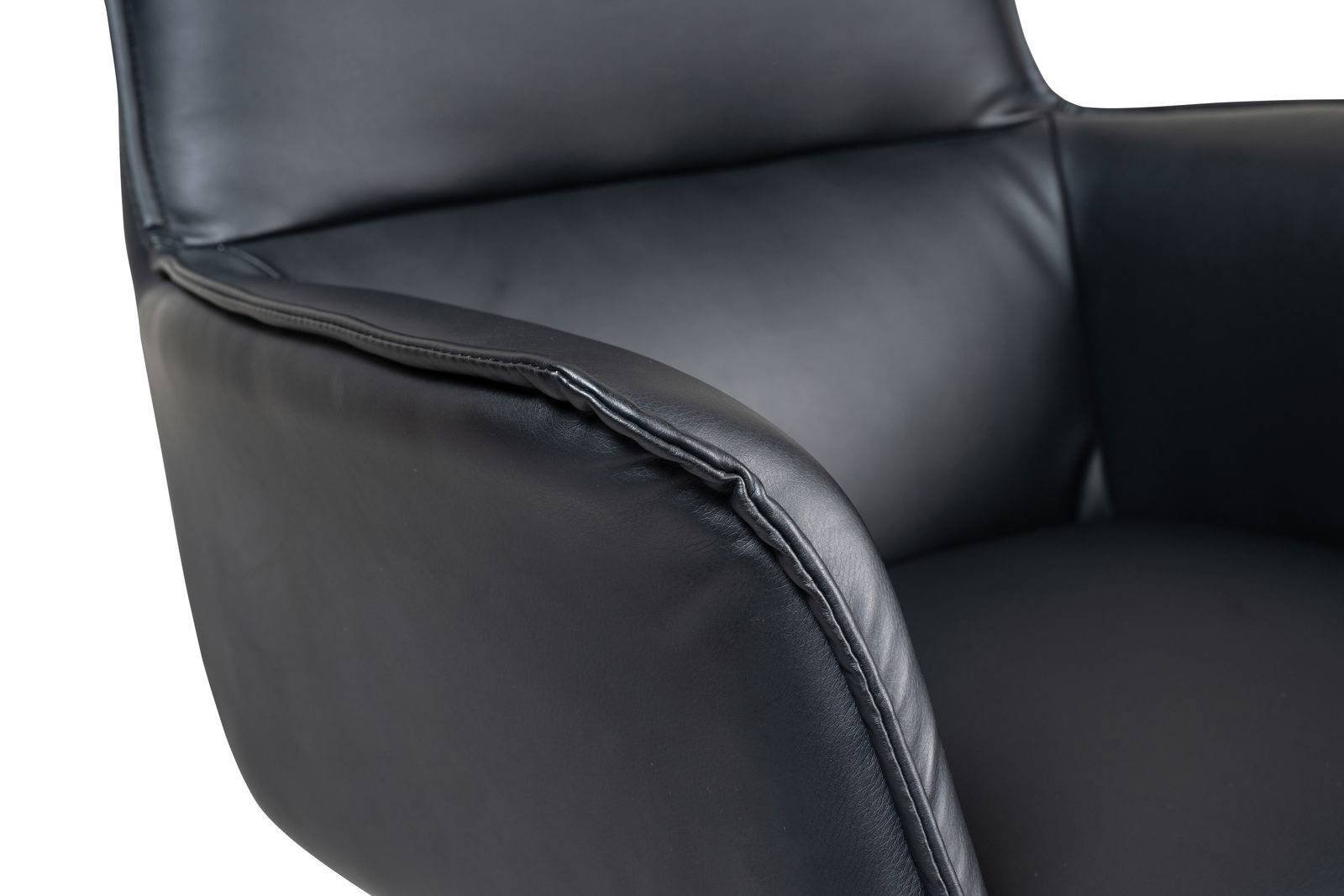 Nahaufnahme eines schwarzen Ledersessels mit Armlehne, seitliche Perspektive