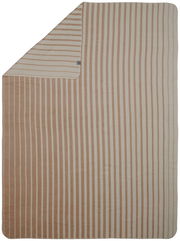 Wohndecke mit beigen und cremefarbenen Streifen, aus der Vogelperspektive fotografiert.