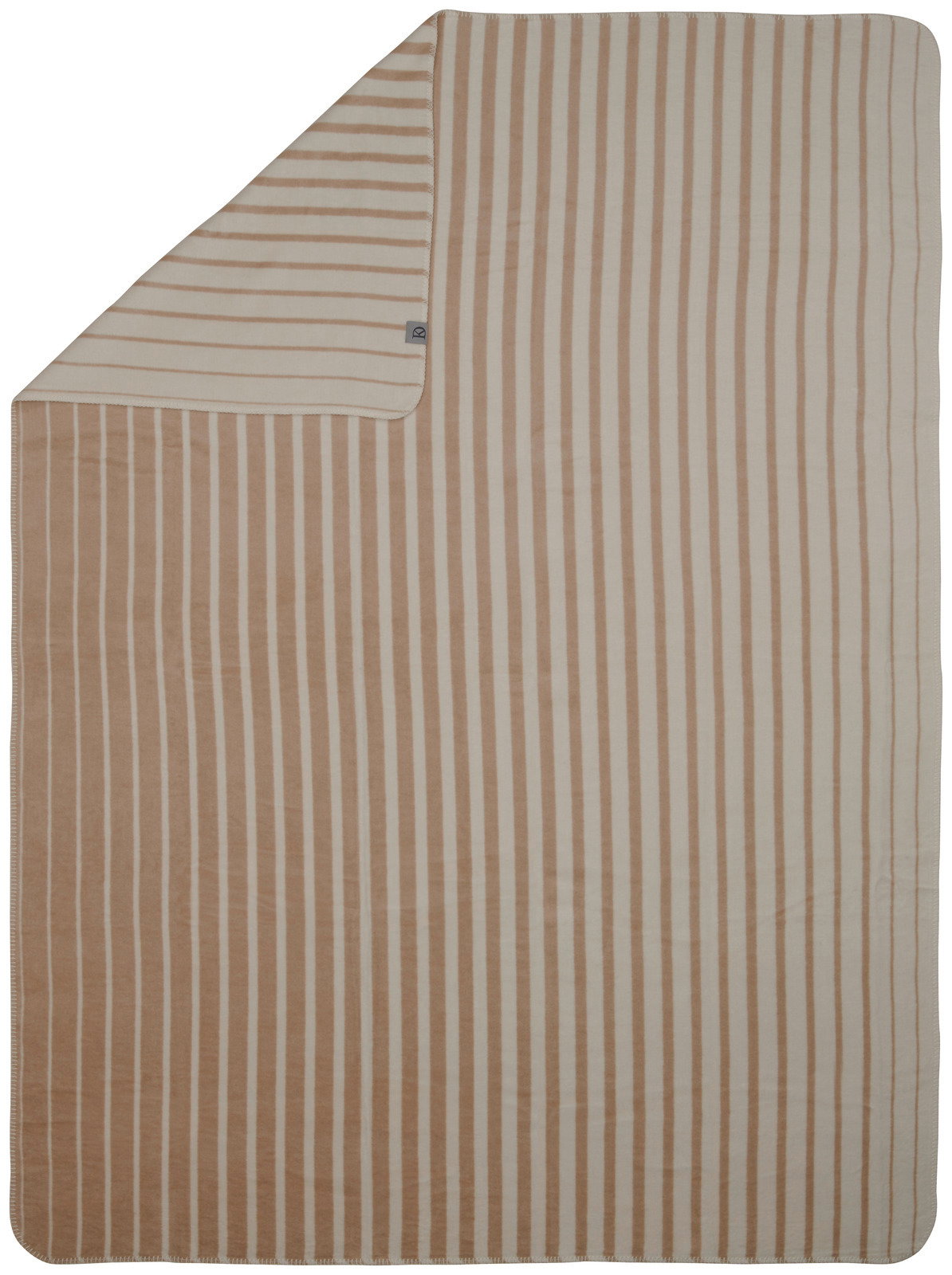 Wohndecke mit beigen und cremefarbenen Streifen, aus der Vogelperspektive fotografiert.