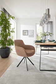 Moderne fauteuil in een lichte eetkamer, zijaanzicht