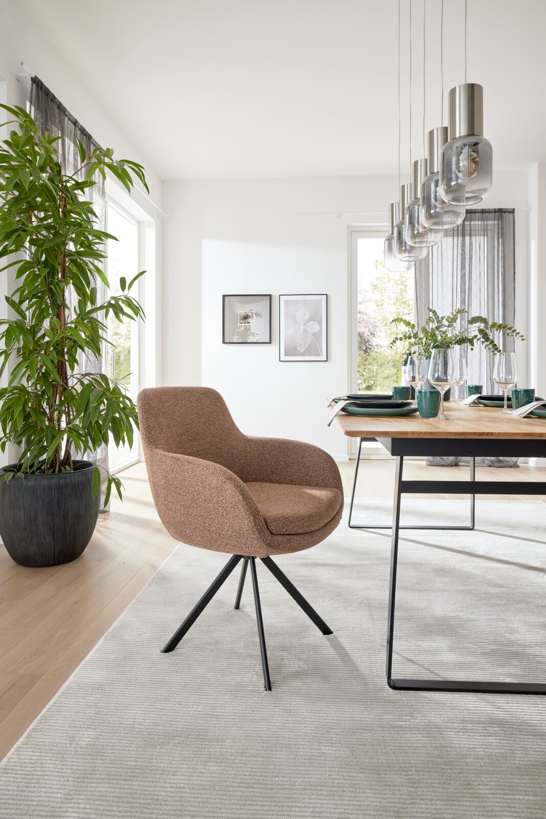 Moderne fauteuil in een lichte eetkamer, zijaanzicht