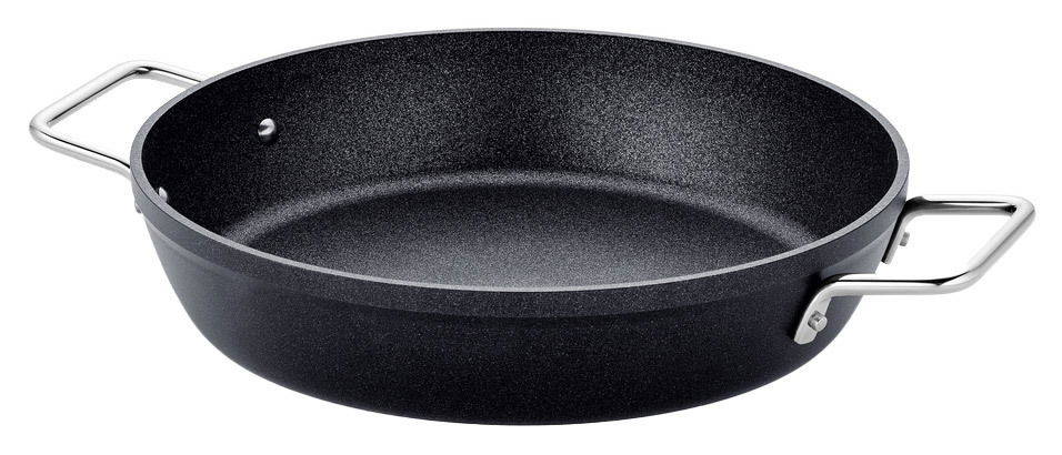 Schwarze Servierpfanne Adamant 28cm von Fissler, seitliche Perspektive mit zwei Griffen.