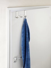 Edelstahl Türgarderobe Rondo mit drei Haken, von vorne betrachtet, an einer weißen Tür mit einem blauen Handtuch.
