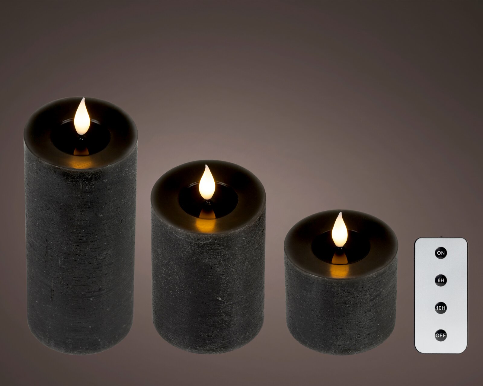 Drei schwarze LED-Stumpenkerzen in unterschiedlichen Höhen mit warm leuchtenden Flammen und Fernbedienung, aus leicht erhöhter Frontalperspektive