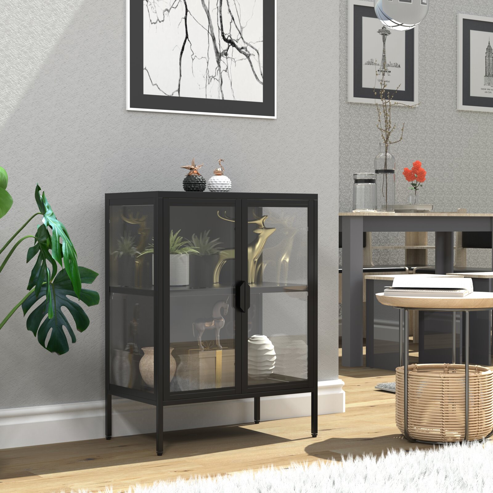 Schwarzer Vitrinenschrank aus Metall mit zwei Glasflügeltüren und schlanken Beinen, dekoriert mit Vasen und Figuren, in moderner Wohnszene; Perspektive: leicht schräg von vorn auf Augenhöhe.