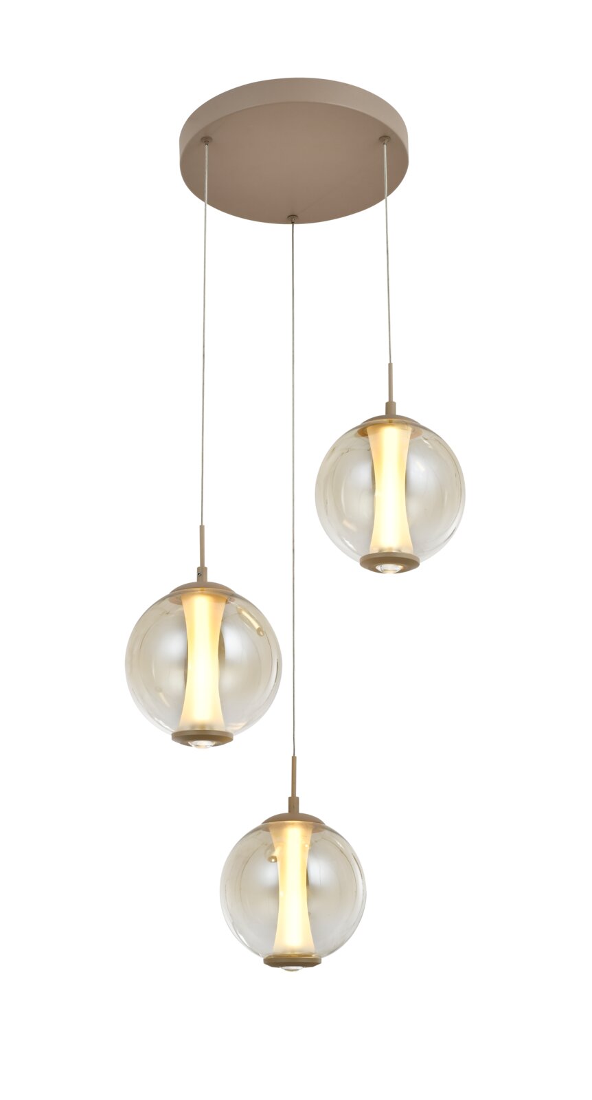 Moderne hanglamp met drie verlichte glazen bollen op verschillende hoogtes en een ronde beige plafondplaat, vanuit schuin vooraanzicht van onderen