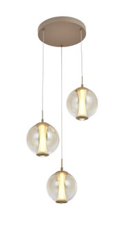 Moderne hanglamp met drie verlichte glazen bollen op verschillende hoogtes en een ronde beige plafondplaat, vanuit schuin vooraanzicht van onderen