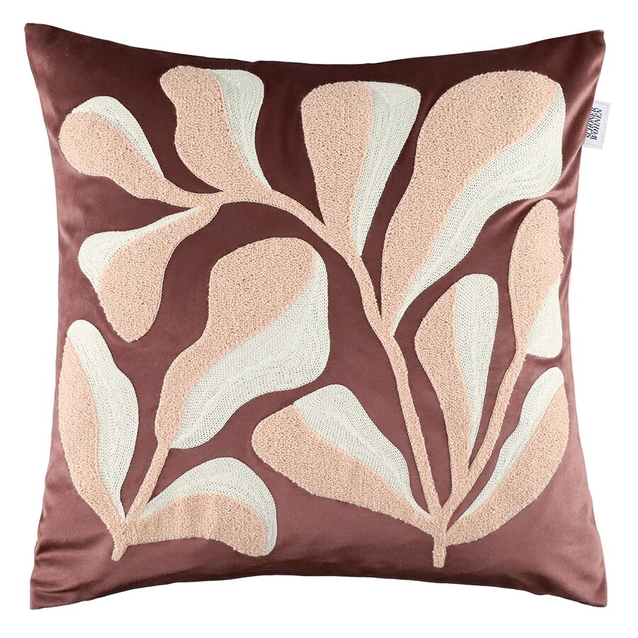 Kussensloop 45 x 45 cm met een abstract bladpatroon in beige en crème op een bruine achtergrond, vooraanzicht